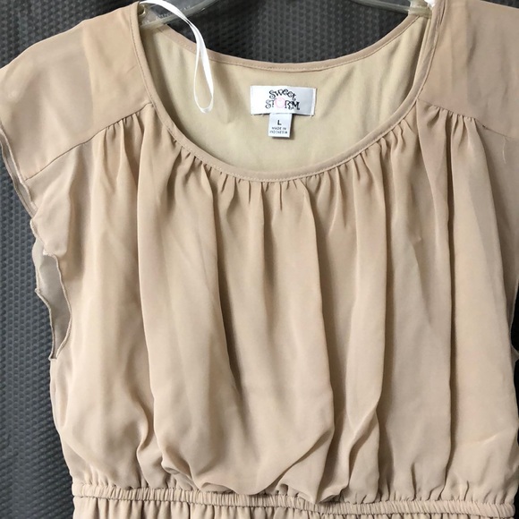 Small, Short flutter sleeve Tan Dress - Picture 3 of 6